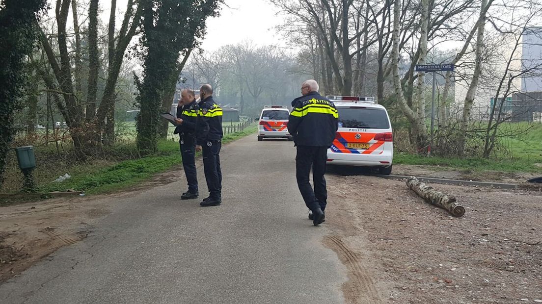 Man zwaargewond na gijzeling in auto buitengebied Enschede