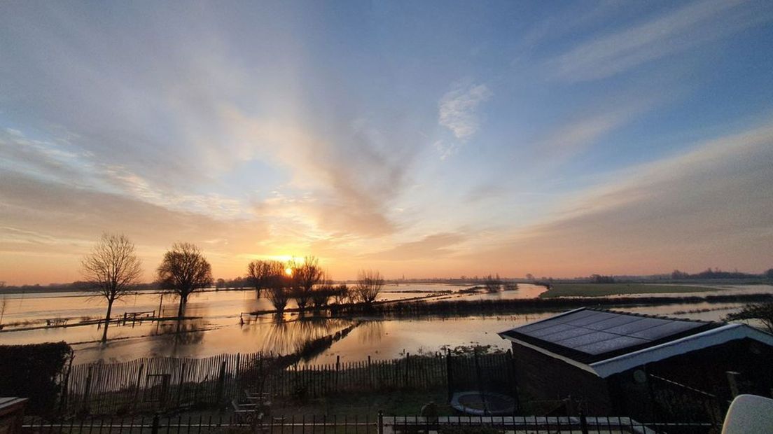 Het wassende water van de IJssel bij Dieren.
