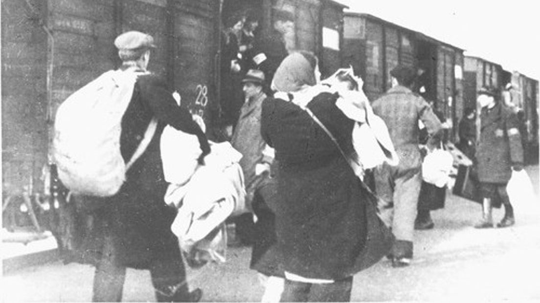 107.000 Joden werden verspreid over 97 transporten gedeporteerd