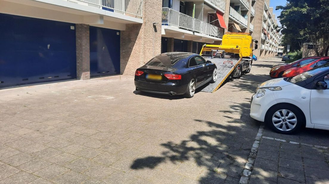 De auto werd twee keer in brand gestoken