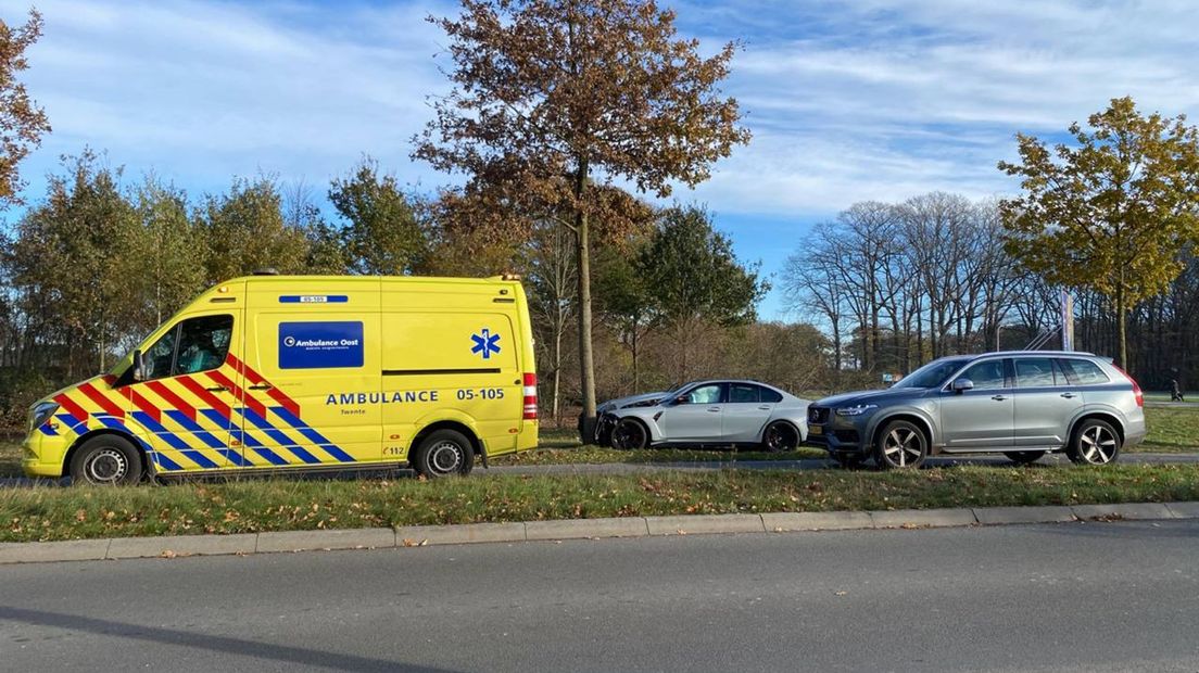 De auto kwam tegen een boom tot stilstand