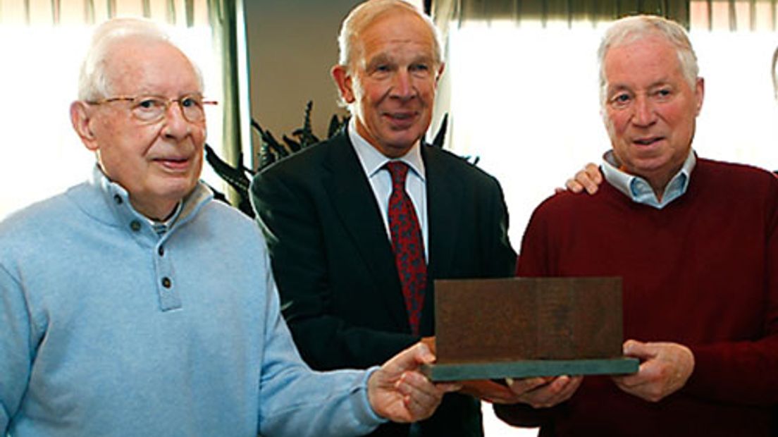 Tonnie van der Linden (rechts) met Henk Temmink en Hans Kraay (links).