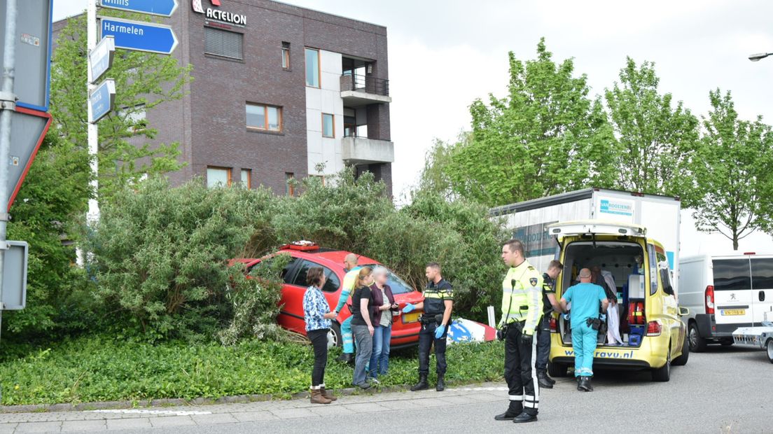 Eén gewonde bij ongeluk op rotonde in Woerden.