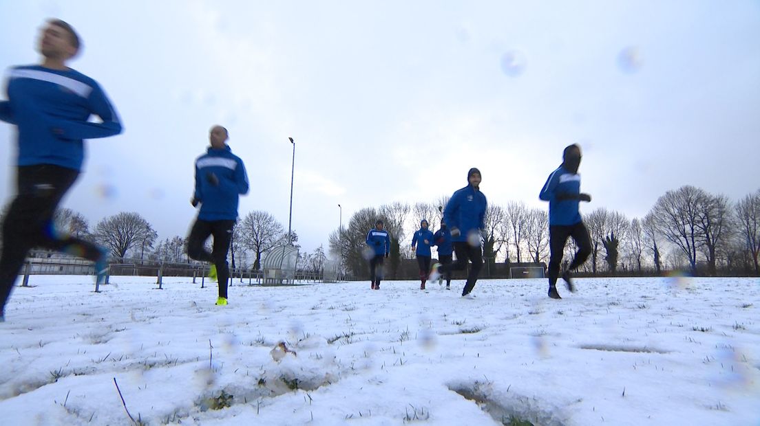 De wedstrijd van FC Lienden tegen HFC werd zaterdag afgelast en dus koos trainer Hans Kraay jr. ervoor om het besneeuwde trainingsveld op te gaan.