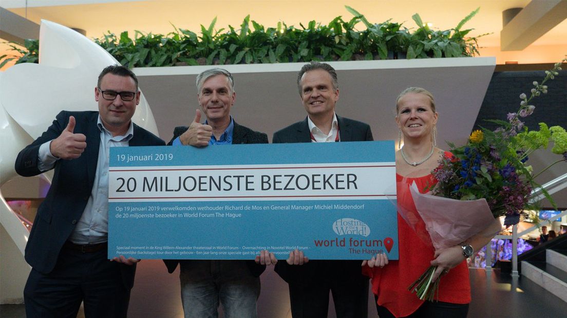 Van links naar rechts: Richard de Mos, Michiel Middendorf, winnaar Herre Roelevink en zijn vrouw.