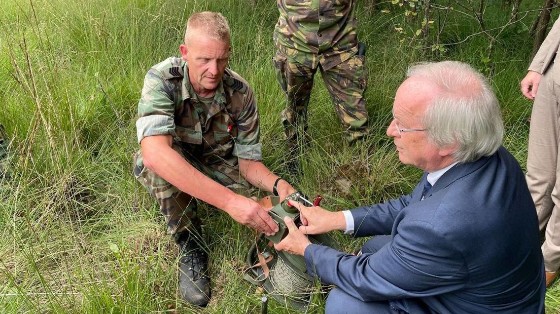 Burgemeester van Westerveld Rikus Jager brengt de bom in Havelte tot ontploffing