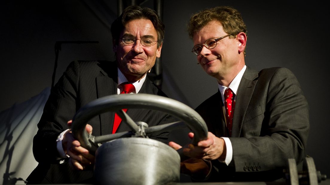 Maxime Verhagen en Bart van de Leemput bij het hervatten van de oliewinning in Schoonebeek