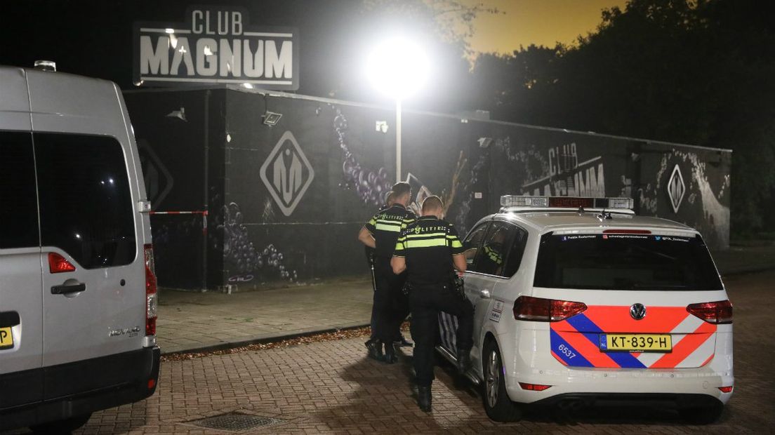 Agenten bij Club Magnum. 