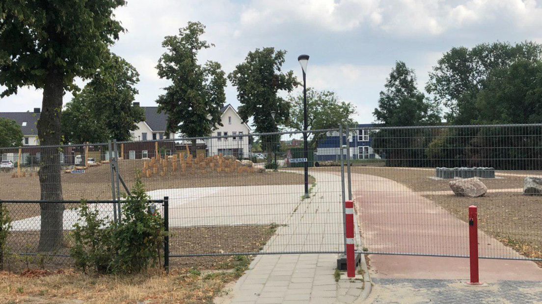 De net geopende speeltuin van basisschool De Verwondering in Lent (Nijmegen Noord) is alweer gesloten. Ouders van spelende kinderen constateerden dat er glas, potscherven en flinke stenen in de grond zitten.