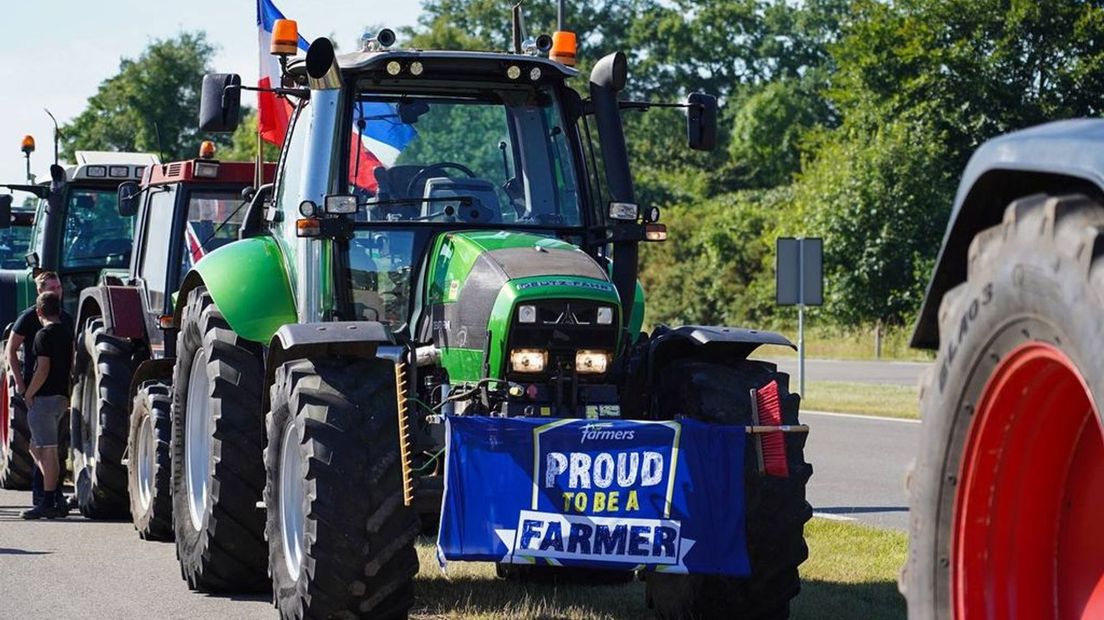 Boeren op weg naar het protest in Stroe.