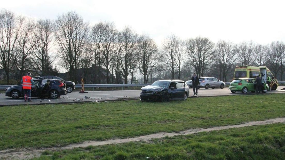 Lange file op A1 na ongeluk met drie auto's