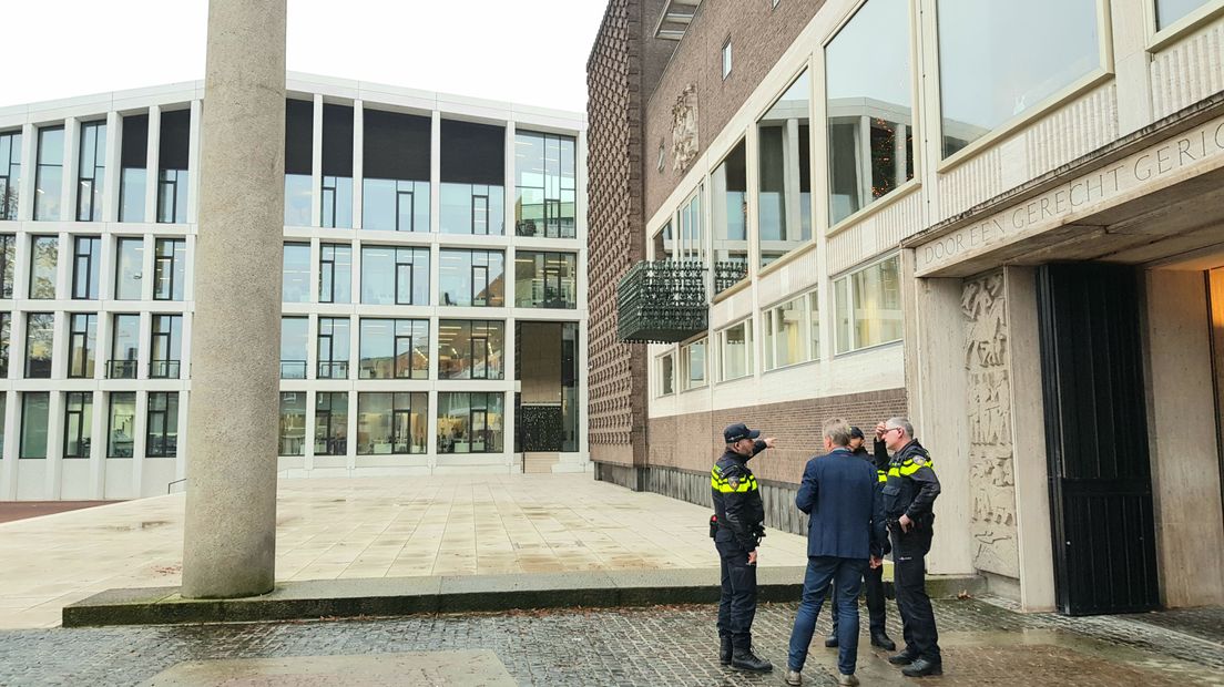 Het provinciehuis in Arnhem is woensdagmorgen volledig op slot gegaan. Die maatregel is genomen omdat de eerste boeren per trekker in aantocht zouden zijn. Zij zouden met landbouwgedeputeerde Peter Drenth willen spreken over de stikstofmaatregelen en de gevolgen daarvan voor de boeren.