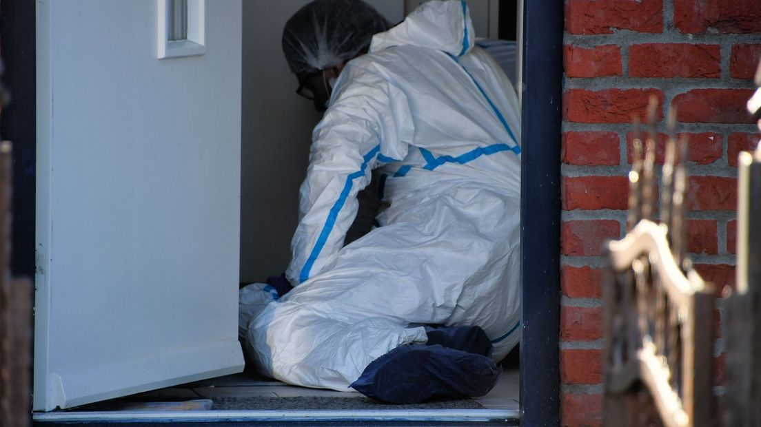 Forensische opsporing doet onderzoek in woning Goes