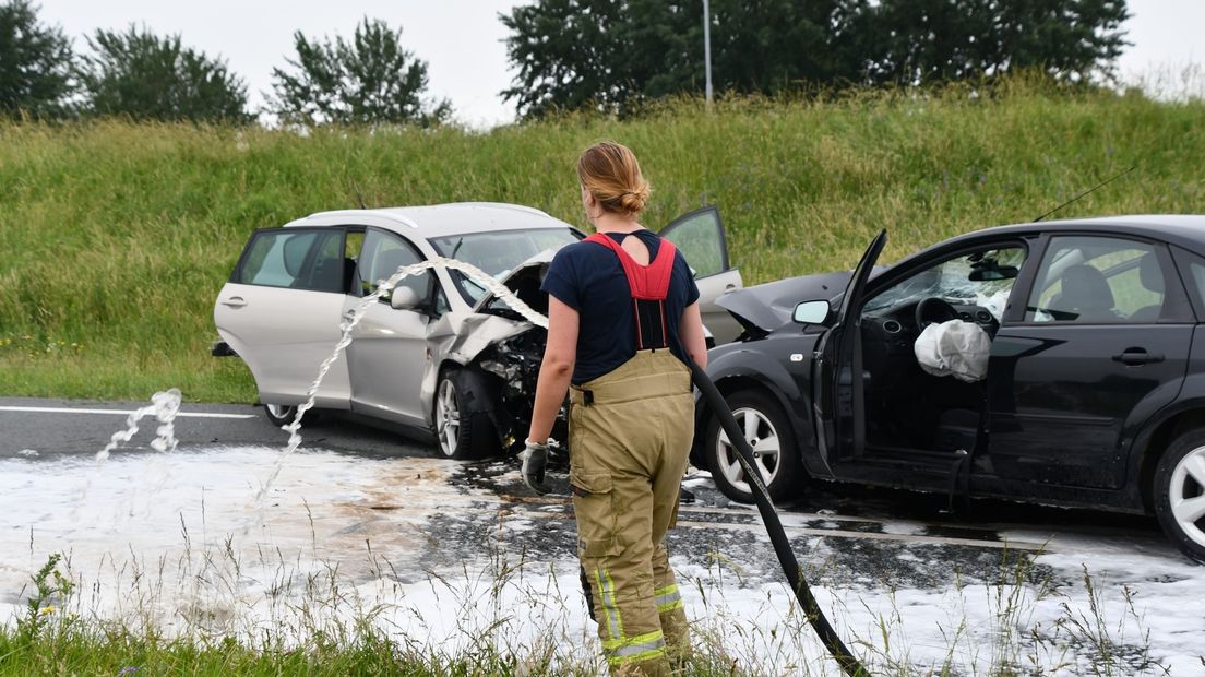 Eén van de auto's vloog na het ongeluk in brand.