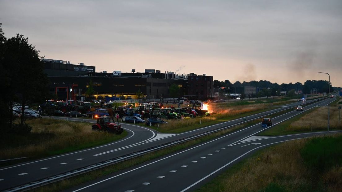 Boeren steken pallets in brand langs de N36 bij Vriezenveen.