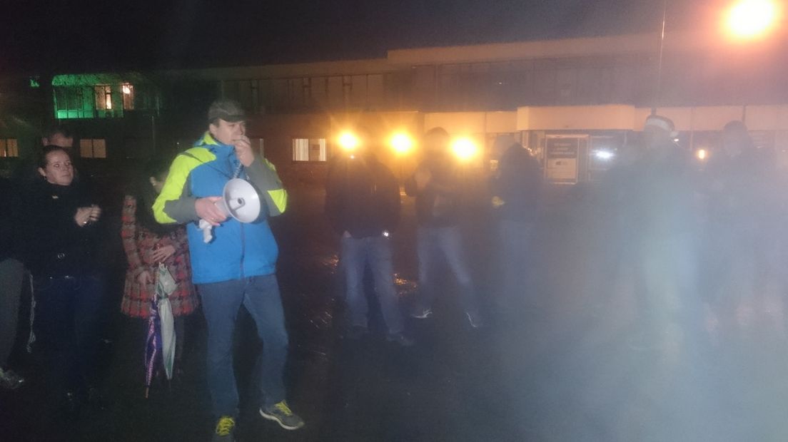 In Elden in Arnhem werd maandagavond door zo'n 60 mensen gedemonstreerd tegen de komst van een asielzoekerscentrum in voormalig verpleeghuis Elderhoeve. De actievoerders trokken lopend of in de auto door de wijk.