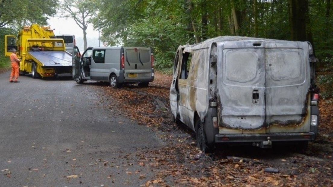 Een van de busjes is volledig uitgebrand