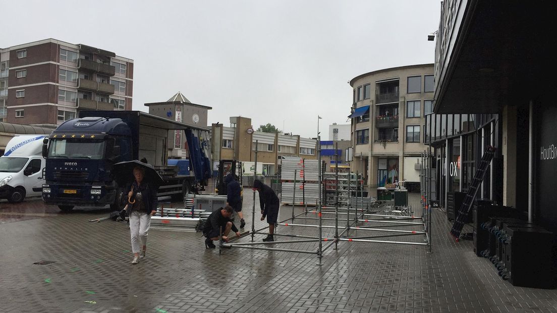 De bouw van het podium in Almelo is begonnen