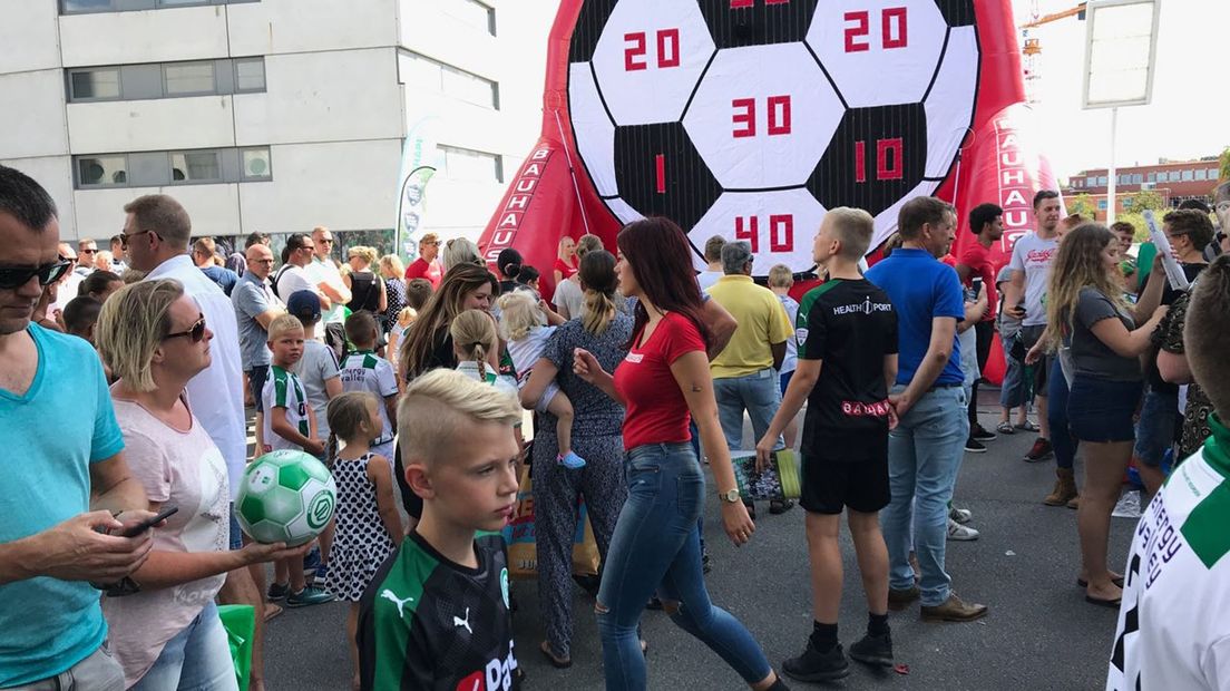 Fans struinen rond op de open dag van FC Groningen