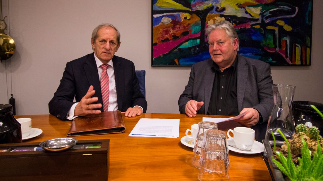 Jan Bollen (rechts) van Jade sluit een overeenkomst met toenmalig burgemeester Ton Baas over terugbetaling voorschot (Rechten: archief RTV Drenthe)