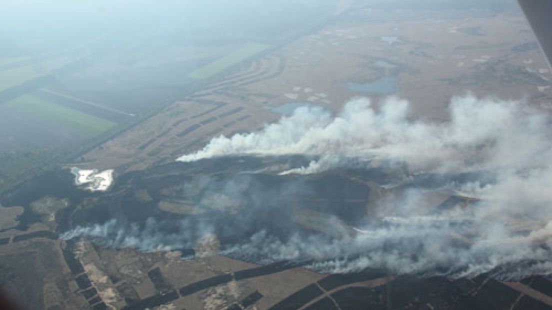 De brand op het Nationale Park De Hoge Veluwe is onder 
controle, meldt de brandweer.