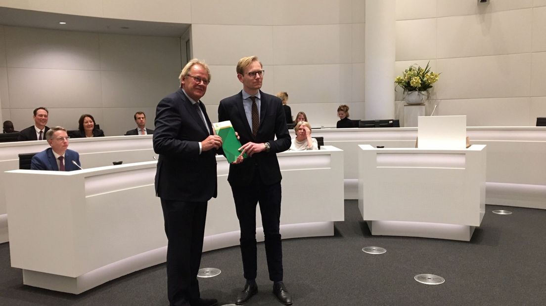 Commissaris van de Koning Jaap Smit ontvangt de profielschets voor de nieuwe Haagse burgemeester.