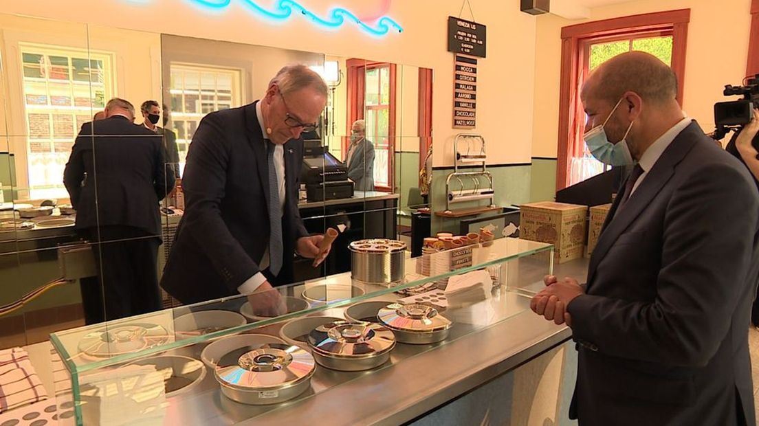 Carlo de Lorenzo schept het eerste ijsje in het Openluchtmuseum