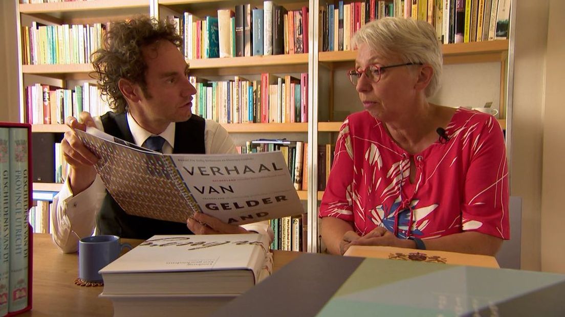 Hoogleraar Gelderse geschiedenis Dolly Verhoeven met René Arendsen