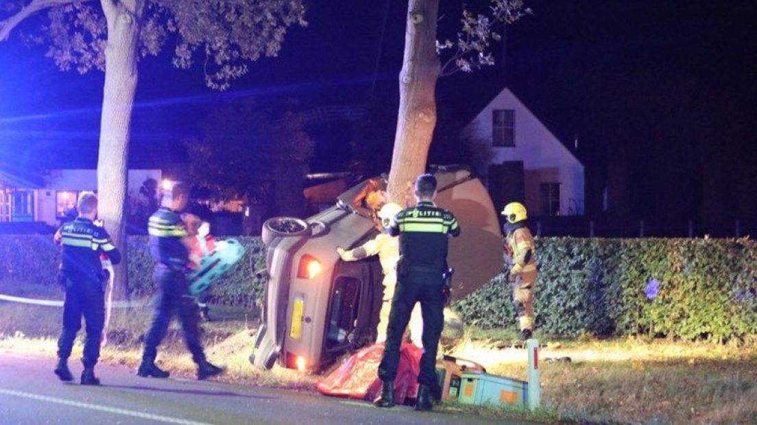 De auto botste in de rechterberm tegen een boom en kwam tegen een boom in de linkerberm tot stilstand.