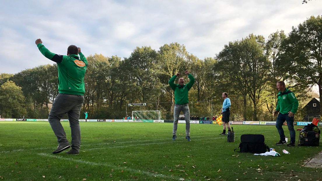 De armen in de lucht bij Pesse-hoofdtrainer John Kramer (Rechten: RTV Drenthe/Stijn Steenhuis)