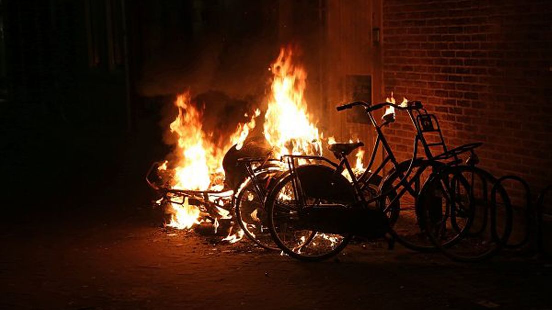 Een motot gaat in vlammen op in Woerden.