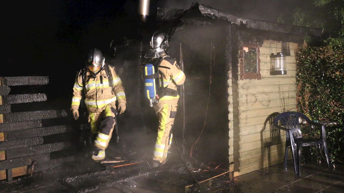 Brandweer blust brand in sauna