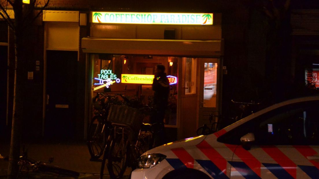 De politie onderzoekt de overval op de Leidse coffeeshop