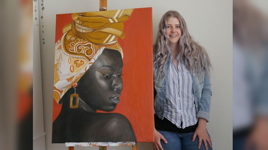 Ilana de Boer naast een van de portretten waarmee ze gewonnen heeft (Rechten: Ilana de Boer)