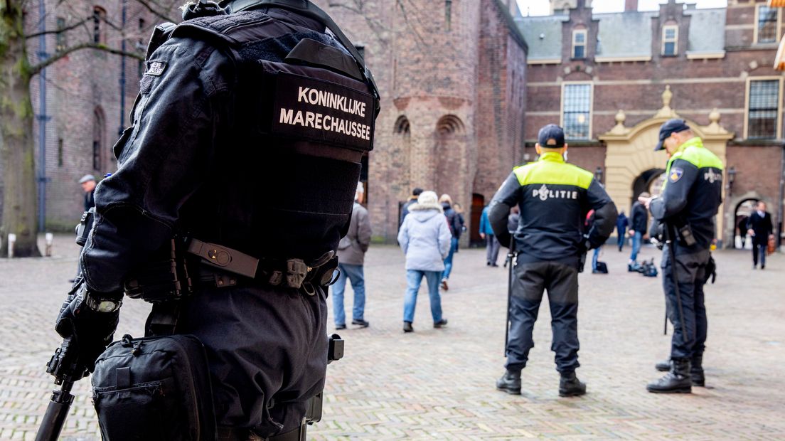 Agenten op het Binnenhof.