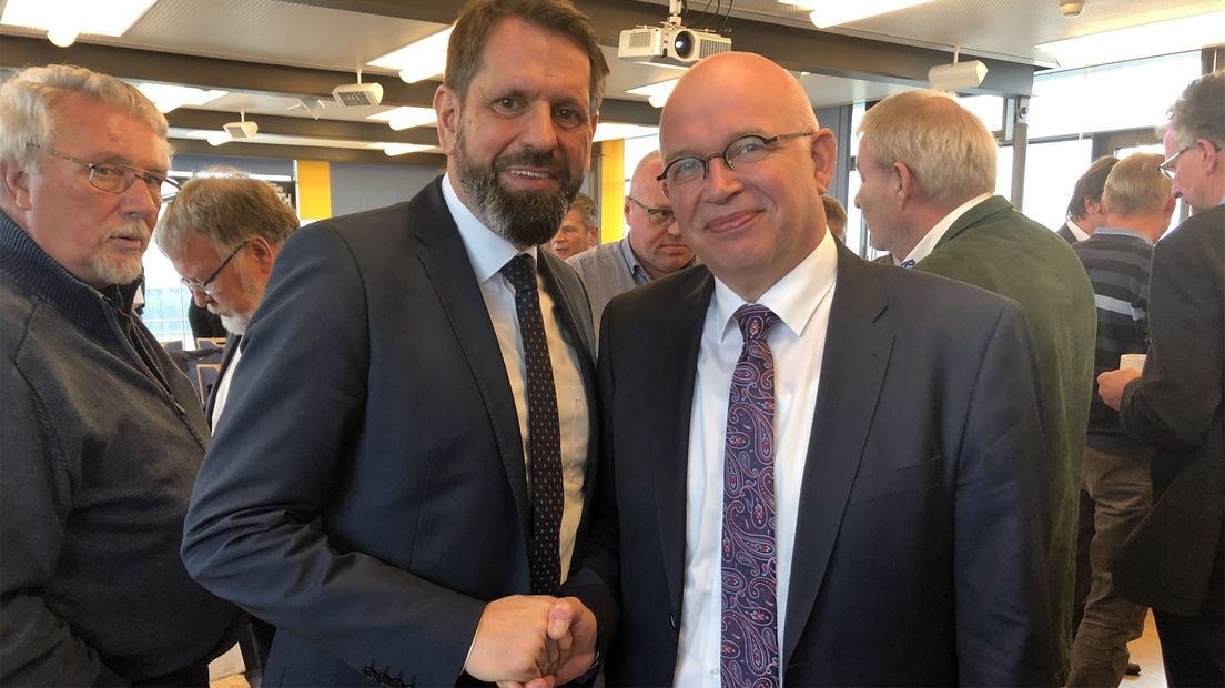 Gronings gedeputeerde Henk Staghouwer (r) en (milieu)minister Olaf Lies van Niedersaksen (l)