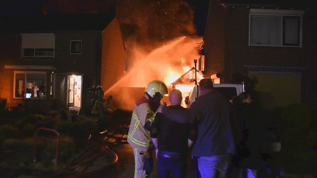 Vroomshoop opgeschrikt door ontploffingen tijdens uitslaande brand