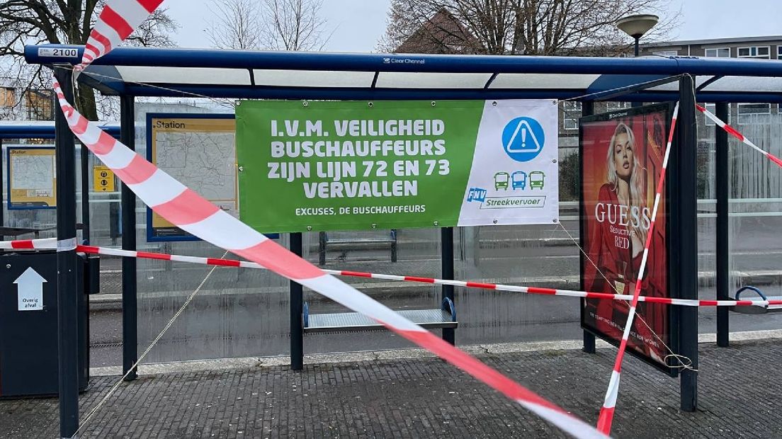 Een met linten afgezette bushalte in Emmen tijdens een eerdere actie