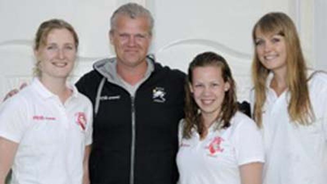 Assistent-trainer Robin van Galen met drie UZSC-speelsters.