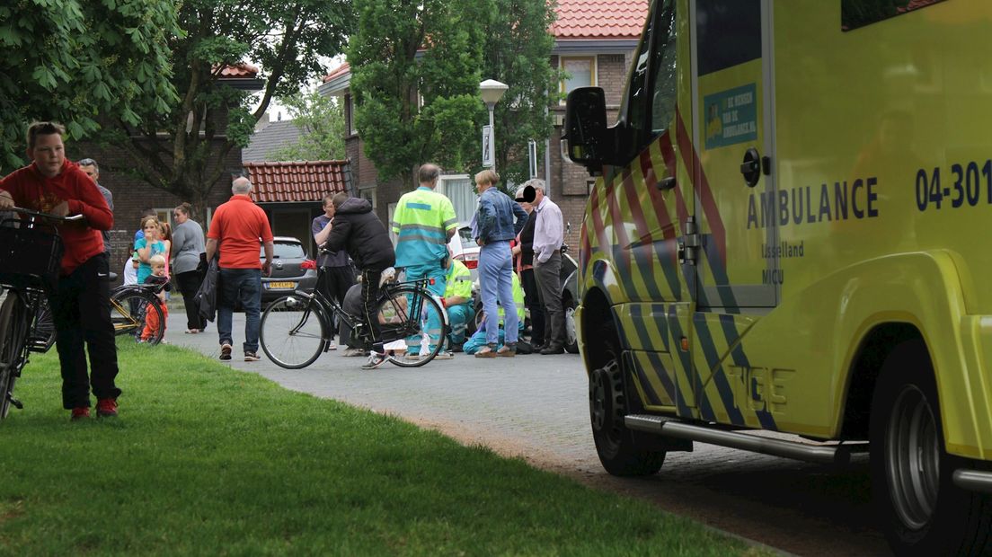 Ambulancepersoneel ontfermt zich over gewond meisje