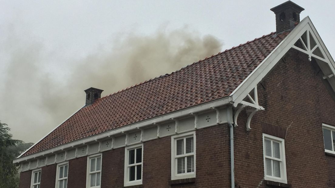 In Kerkdriel is de bovenverdieping van een huis aan de Maasbandijk door brand onbewoonbaar geworden. De brand is ontstaan door blikseminslag.