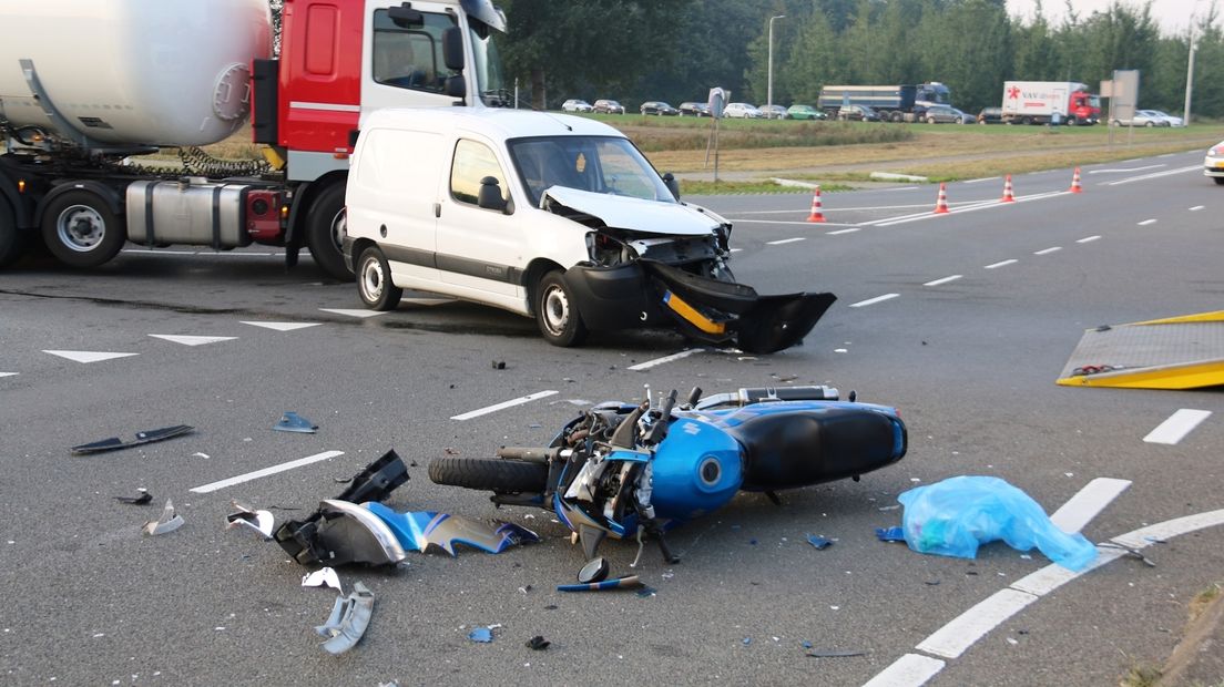 Motorrijder botst tegen bestelauto (video)