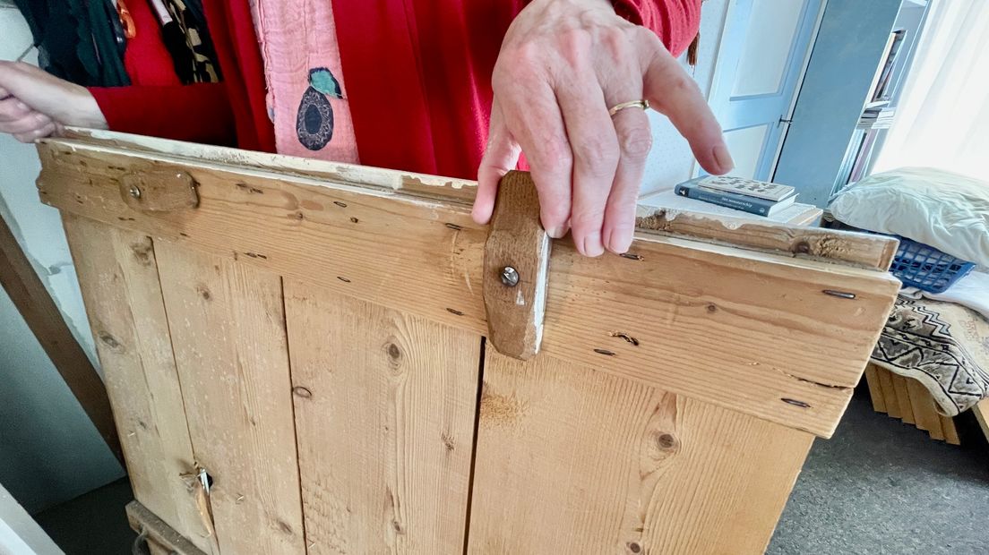 Grendels aan de binnenkant van het luik van de onderduikruimte