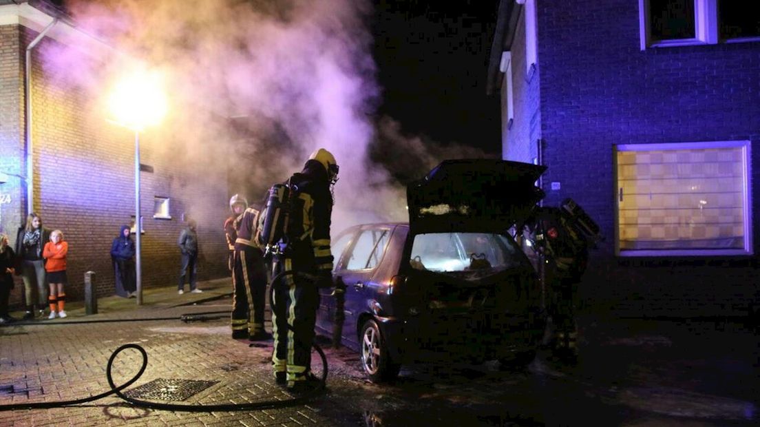 Auto verwoest door brand in Almelo, kortsluiting waarschijnlijk de