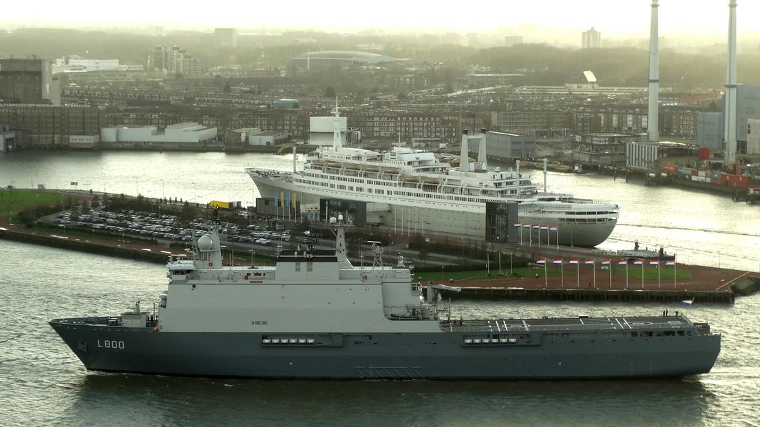 De Zr. Ms. Rotterdam (een LPD) voor de SS Rotterdam.