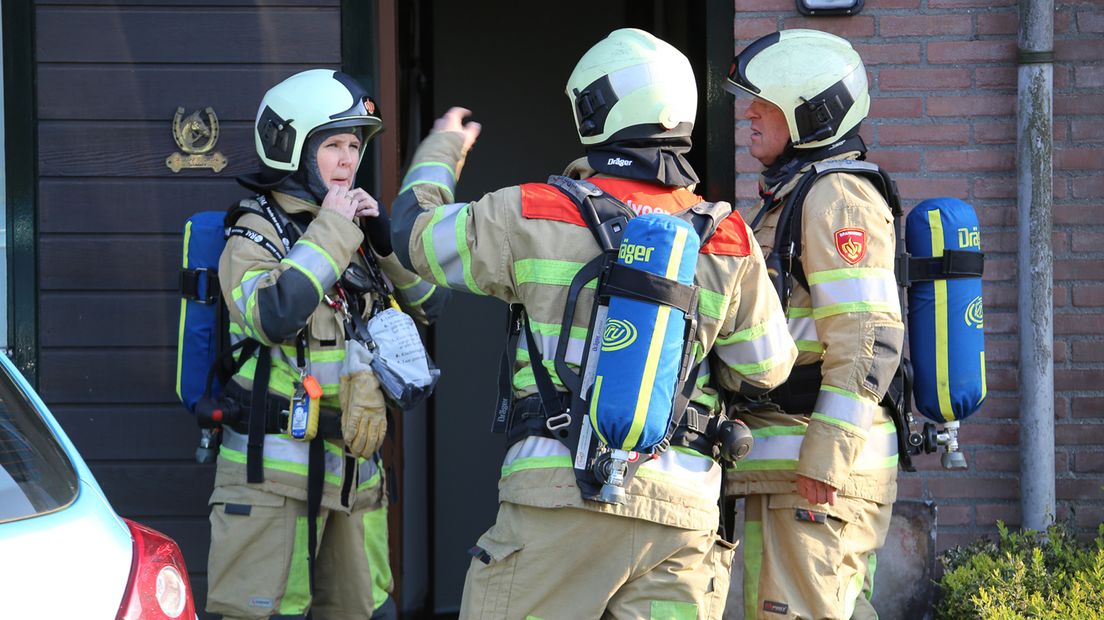 Brandweerlieden hebben geholpen met de evacuatie.