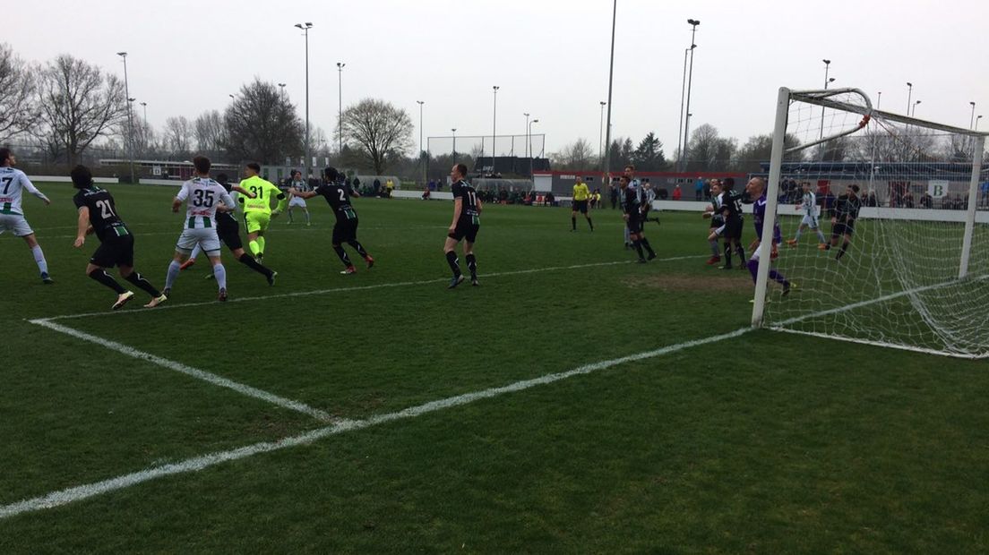 Jong FC Groningen-keeper Jan Hoekstra (nr. 31 fel geel shirt) trok in de slotfase mee naar voren