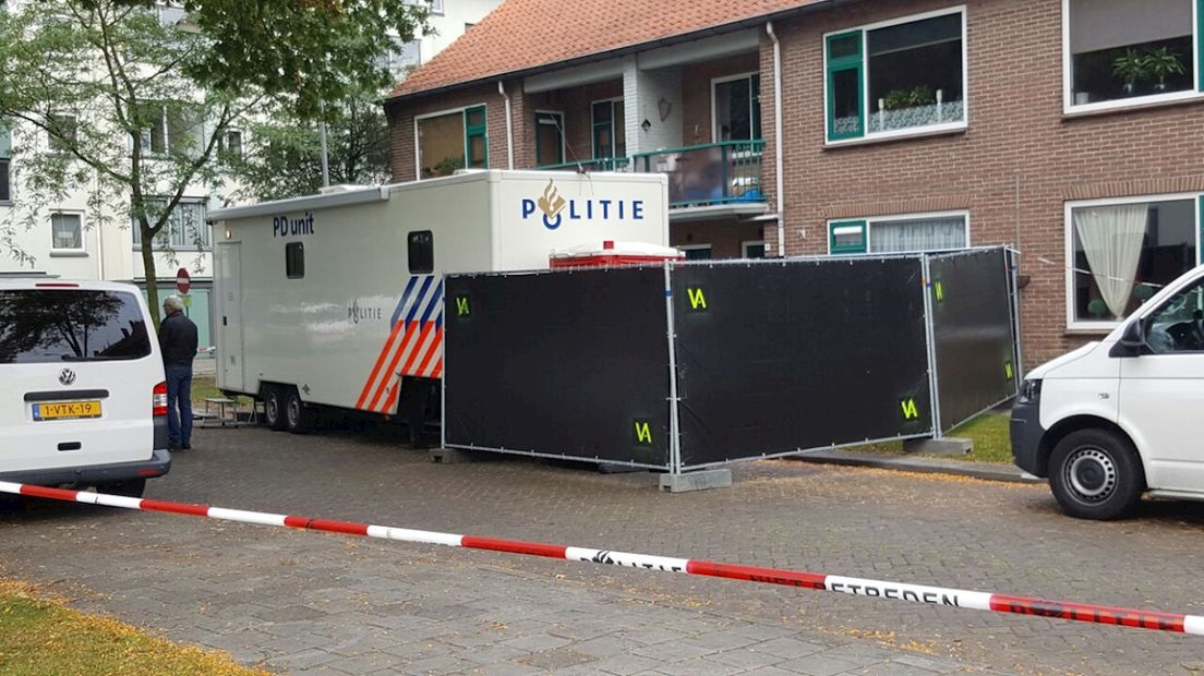 De politie doet onderzoek in Almelo