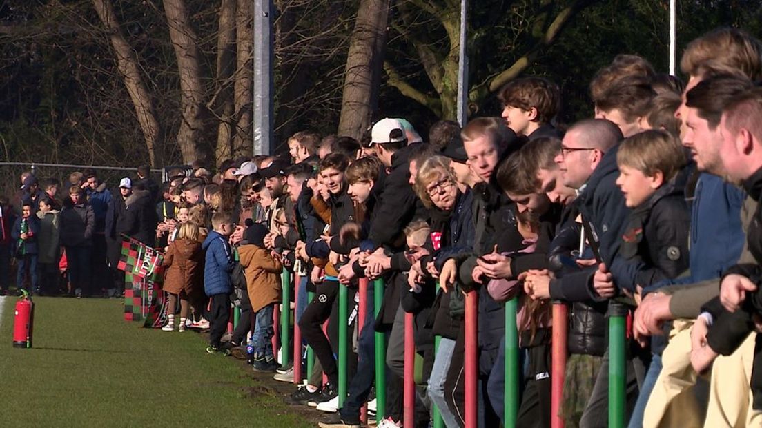 De training van NEC voor het duel tegen Vitesse werd zaterdag druk bezocht.