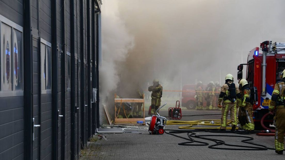 Brandweer probeert industriebrand te bedwingen in Vroomshoop